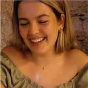 Soy una profesora de inglés con una sólida formación y experiencia tanto en academias como en colegios